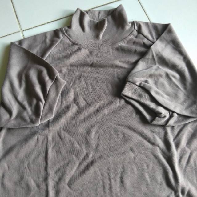 Kaos coklat polos leher tinggi