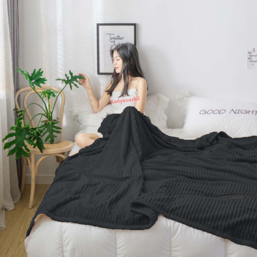 Selimut Bulu Tebal Polos 180x200 Super Lembut Super Halus Impor Terlaris Termurah Berkualitas-Hitam Embos 180