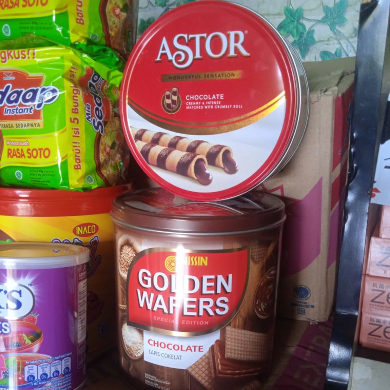 

Nissin Golden Wafers// Astor Chocolate