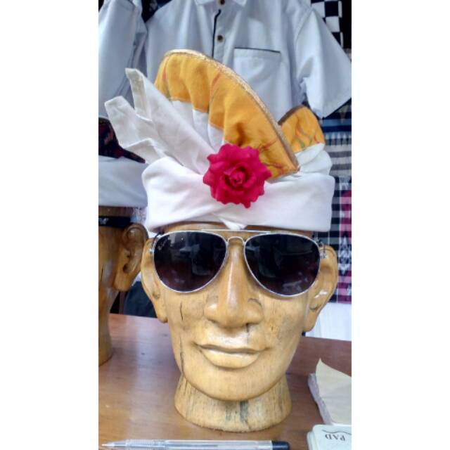 Udeng putih tepi endek kuning