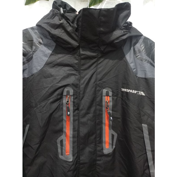 Jaket Second TRESPASS Feel Skin Thrifting Outdoor Gunung Waterproof Windbreaker Size M