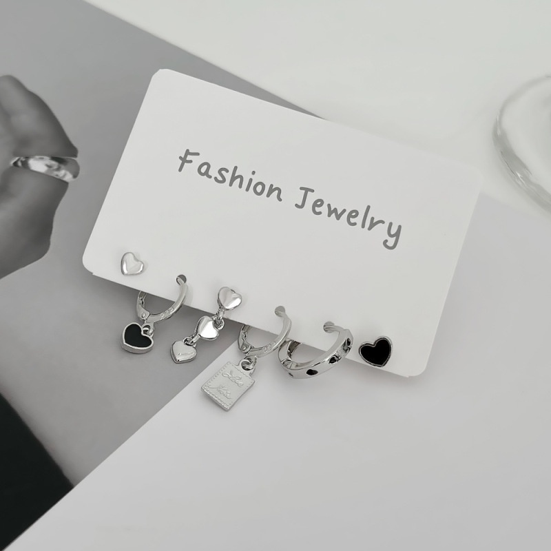 Anting Tusuk Gantung Asimetris Desain Hati Hitam Gaya Retrokeren Untuk Wanita