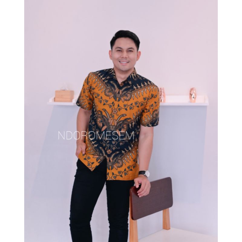 BATIKEXCLUSIVE NDOROMESEM BARIK PREMIUM PRIA LENGAN PENDEK AJOTOSATRU KUNING NAVY KATUN HALUS