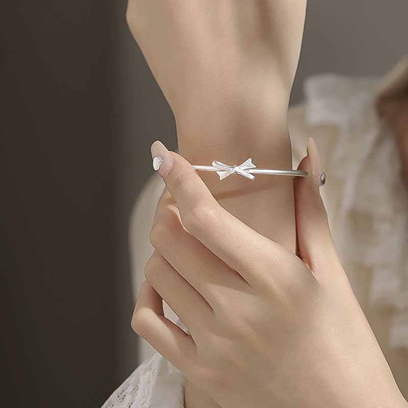 Gelang Bangle Open Desain Pita Warna Silver Matte Untuk Wanita