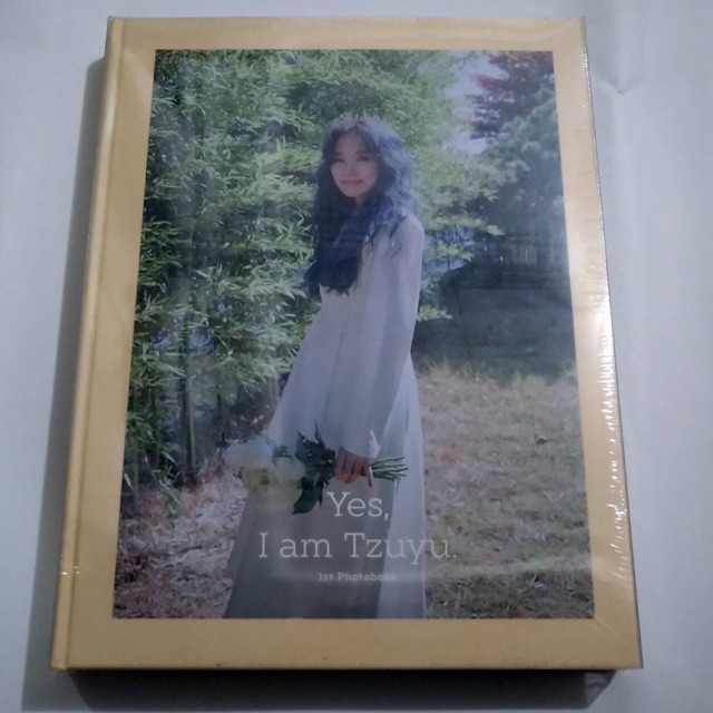 TZUYU (TWICE) - 1ST PHOTOBOOK 'YES, I AM TZUYU'