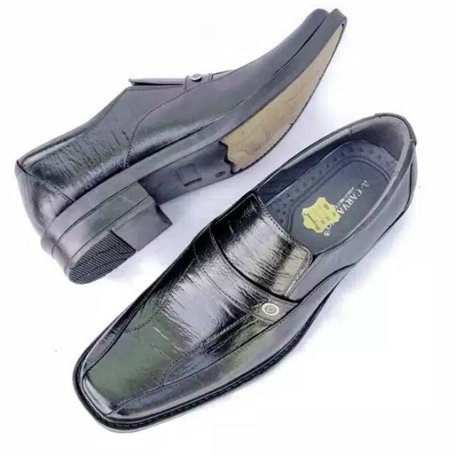 Pantofel kulit asli de Carvalho