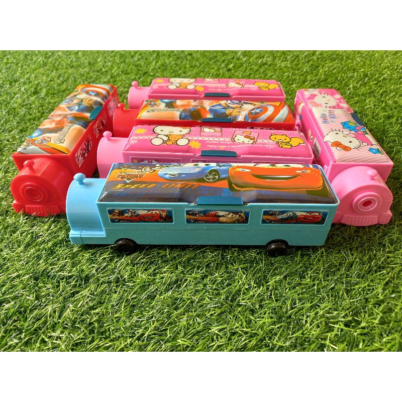 

Tempat pensil magnet bis roda + rautan karakter anak / kotak pensil bis roda rautan