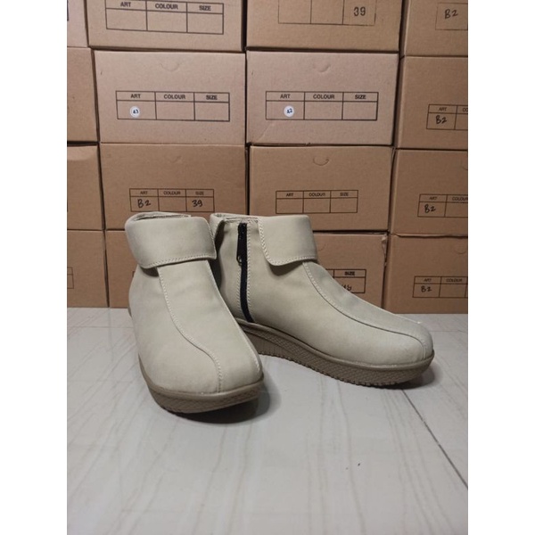 sepatu boots wanita murah / sepatu boots cewek /sepatu boot perempuan /wedges boot murah ZB1