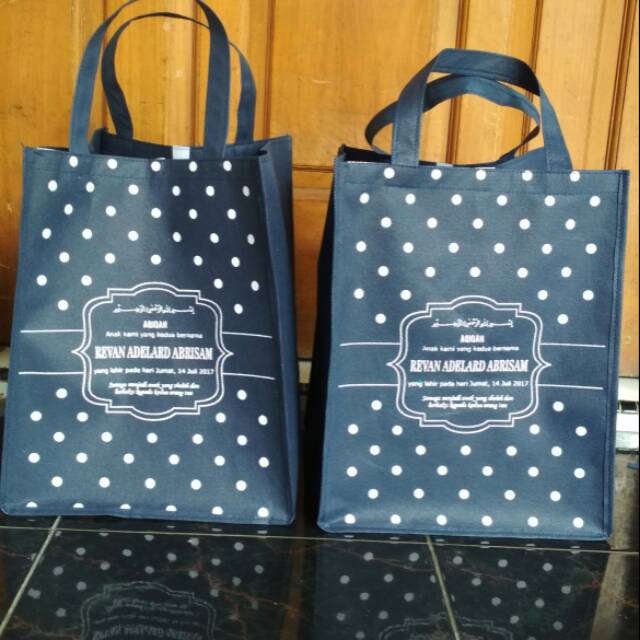 

Tas Kotak Nasi | Tas Tasyakuran | Tas Souvenir | Tas Bingkisan | Bahan Spunbond | 20x20x30 | Tebal 75 gr