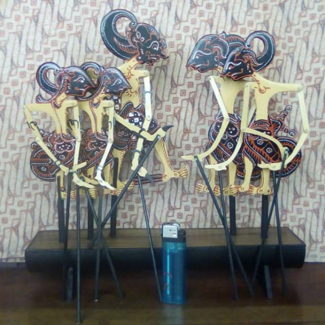 SATU SET SOUVENIR WAYANG KLITIK MODEL SOLO PANDAWA LIMA DENGAN DUDUKAN BAHAN KAYU