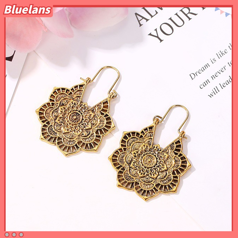 Anting Dangle Leverback Desain Ukiran Bunga Hollow Out Gaya Vintage Untuk Wanita