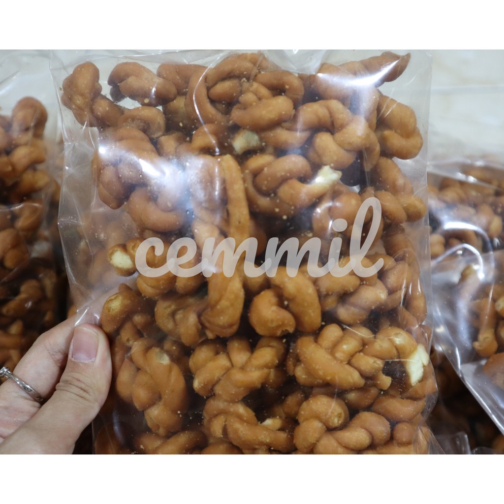 

PLUNTIR besar kiloan 300gr /Aneka snack/camilan/jajan kiloan