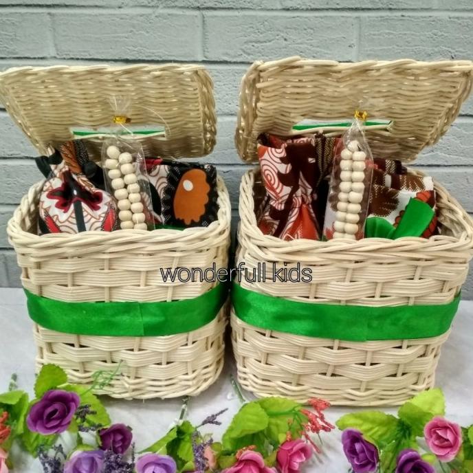 

hampers lebaran sajadah pouch.tasbih.rotan tisu