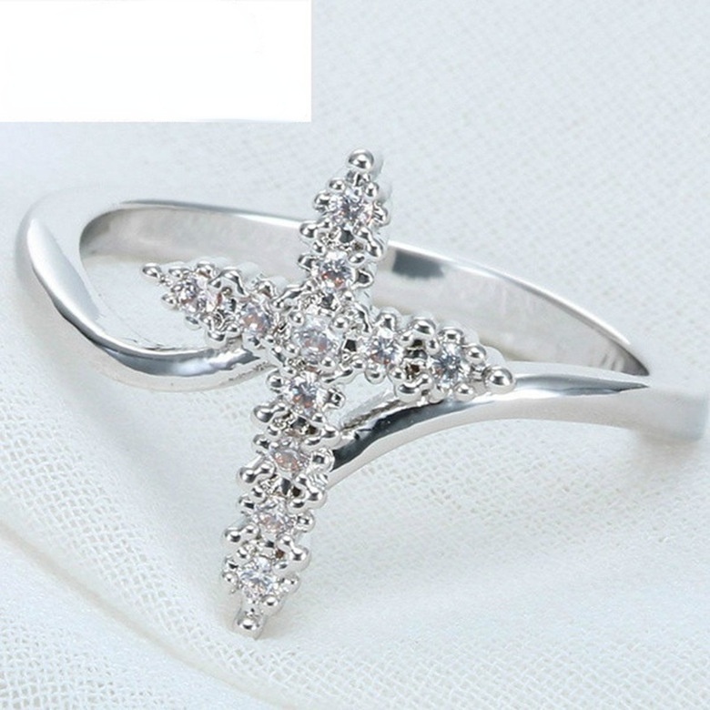 Cincin Desain Salib Yesus Kristen Bahan Stainless Steel Warna Silver Aksen Berlian