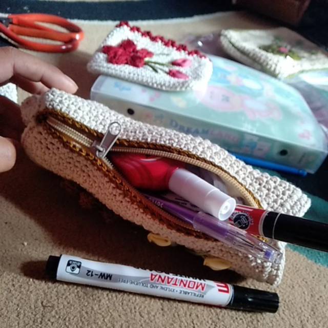 

Shavina Tempat Pensil Rajut Bentuk Tabung Handmade