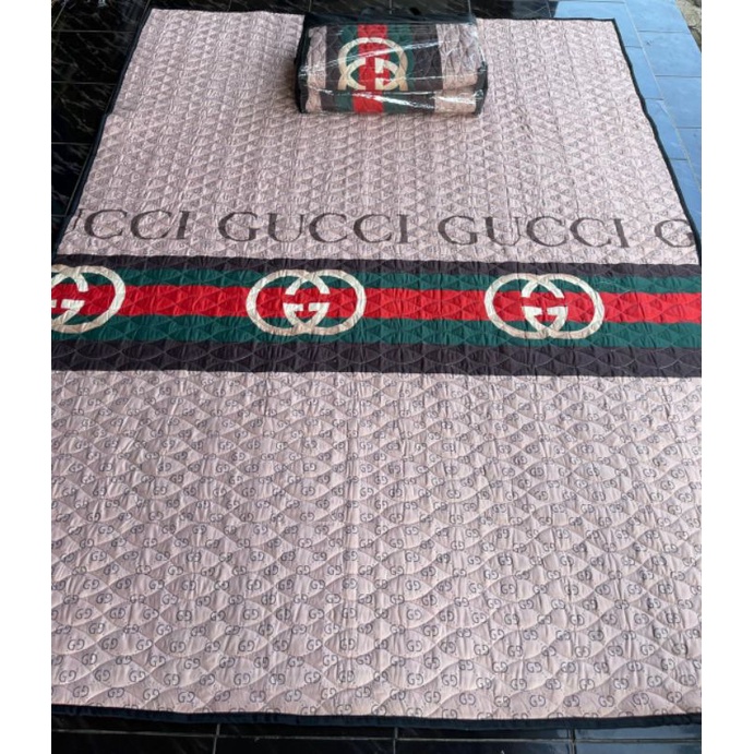 Karpet Lantai Quilting Motif GUCCI Cream Ukuran Jumbo 230cm X 170cm TERLENGKAP