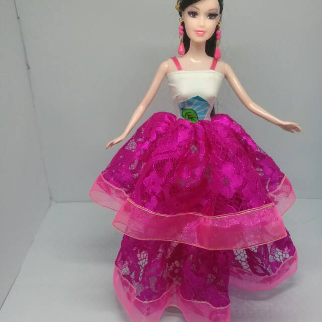 koleksi busana pesta 7, dengan bonekanya