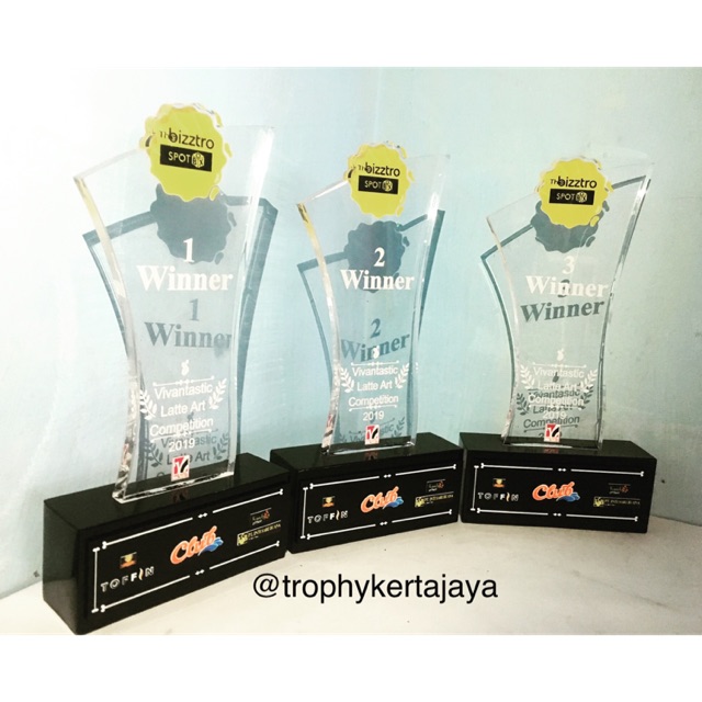 Trophy Akrilik Dudukan Hitam Trophy Elegan