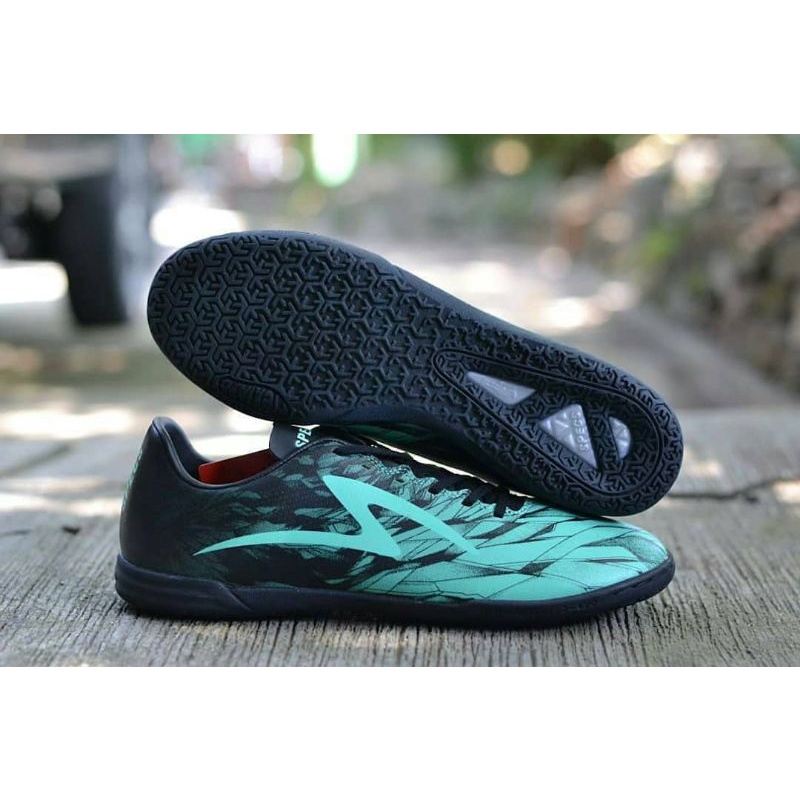 Sepatu futsal specs victory in black mantis