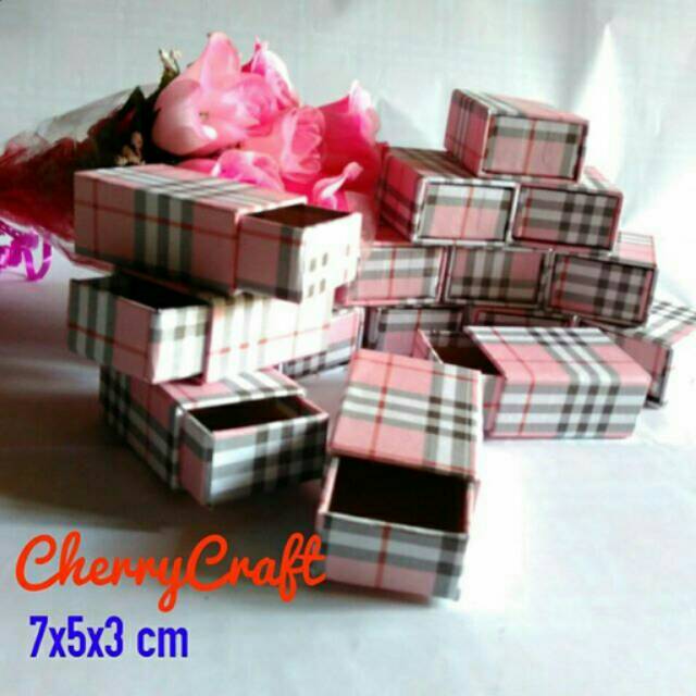 

Kotak Kado Model Laci ukuran 7x5x3 cm motif shabby