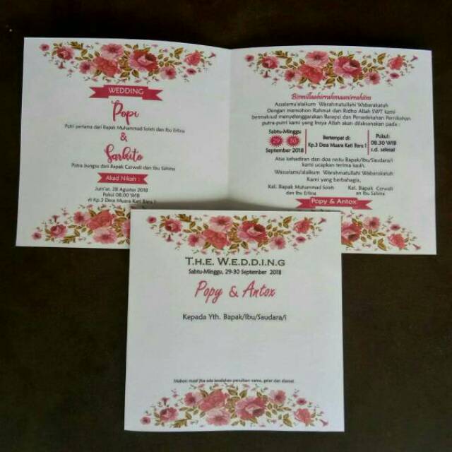 Undangan pernikahan persegi tanpa pita