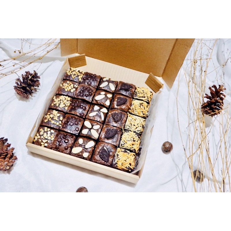 

BROWNIES FUDGY • BROWNIES SKAT • HAMPERS LEBARAN /GIFT BOX • HOMADE (ukuran 20x20 cm)