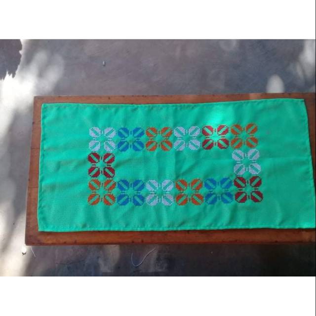 Motif taplak meja kain strimin