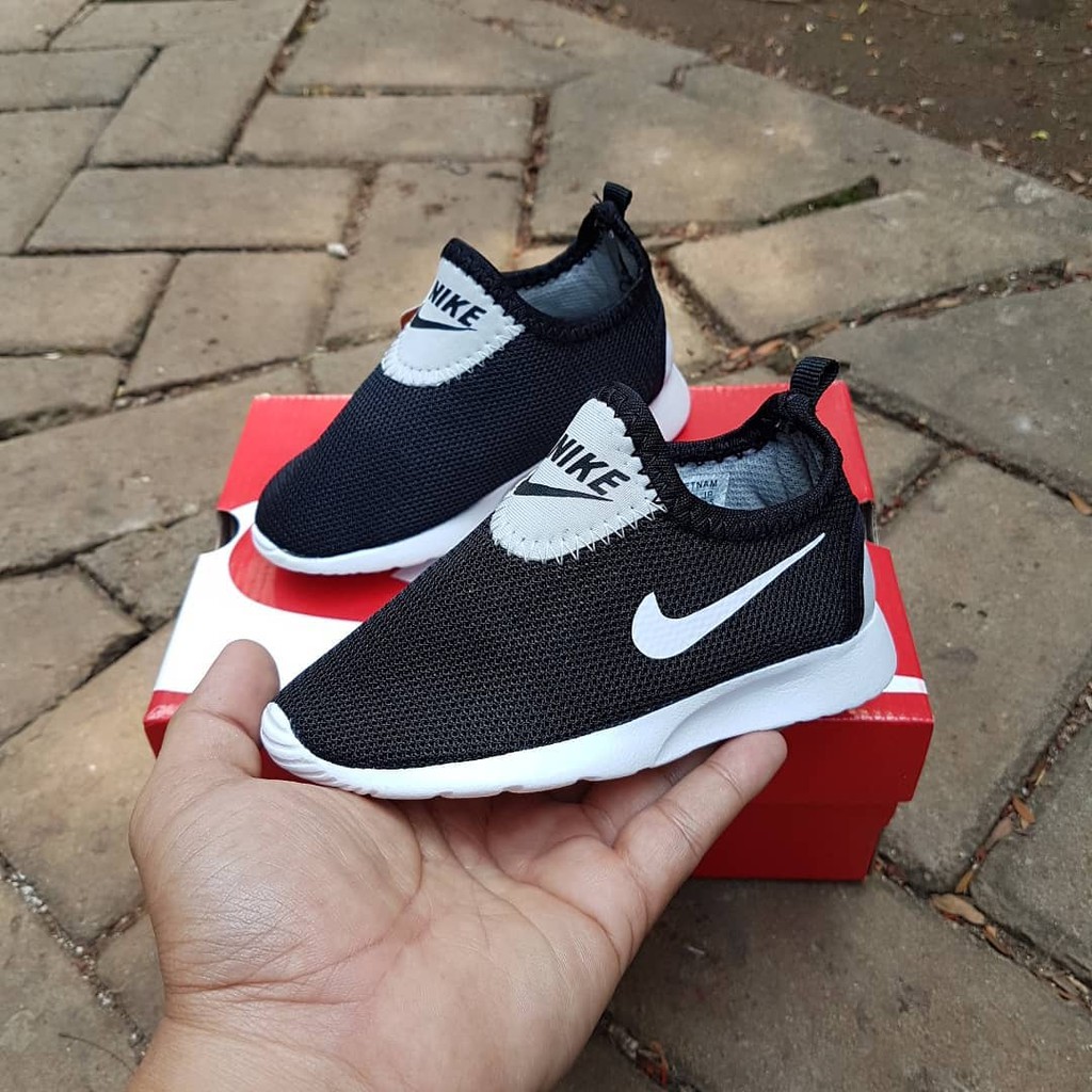 sepatu nike slip on anak hitam list putih