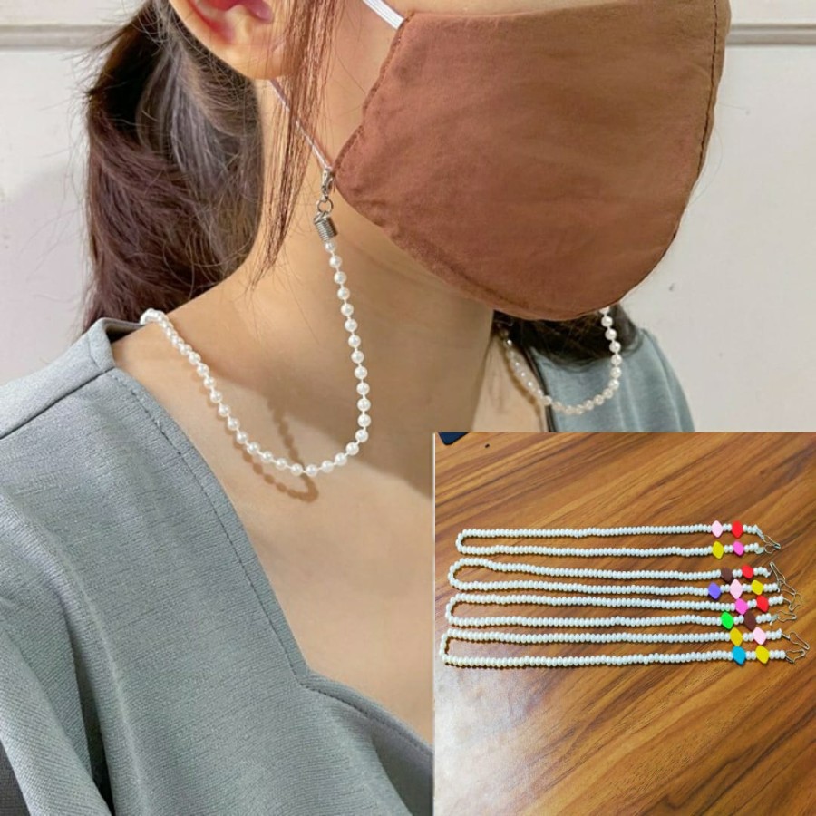 Kalung Gantungan Masker Mutiara Putih dan Hitam Putih Motif Random