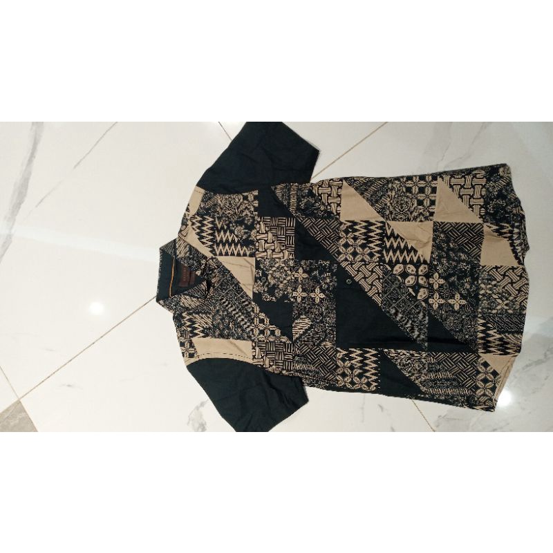 kemeja casual Manzone