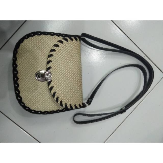Tas anyaman pandan Selempang