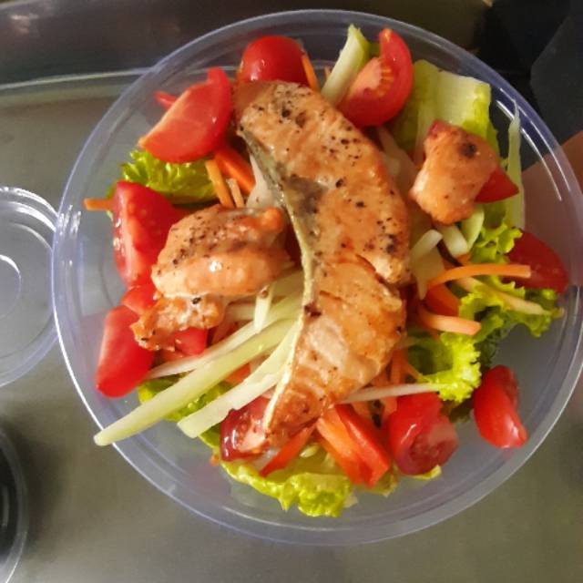 

Salmon salad with dressing sesame