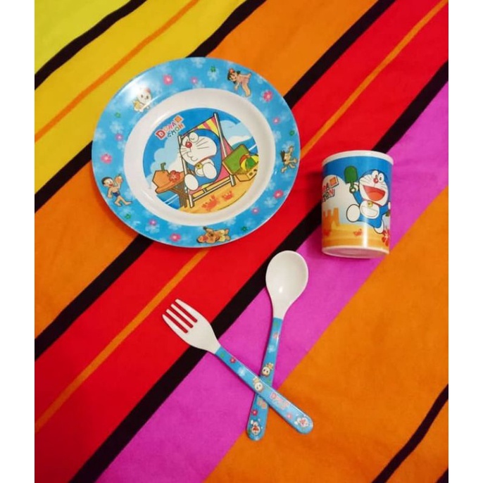piring makan set hellokitty..Doraemon..beruang..