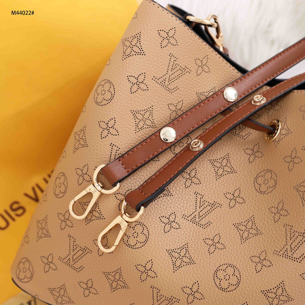 T Louis Vuitton NeoNoe Togo Leather in Monogram M44022