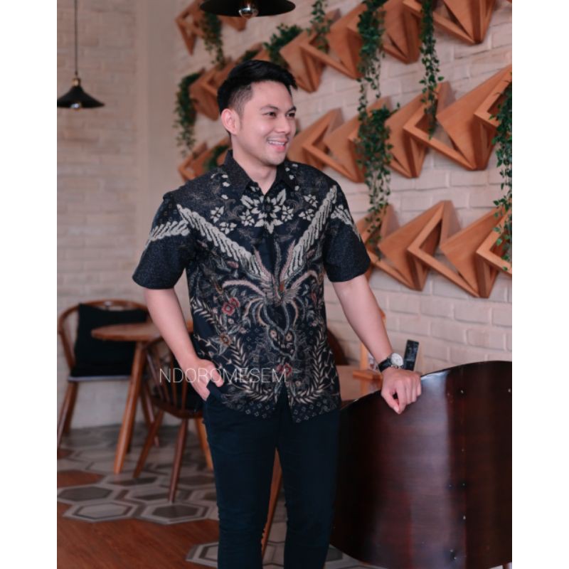 KEMEJA BATIK EXCLUSIVE LENGAN PENDEK WARNA HITAM PRABU WELAS KATUN HALUS BATURADEN