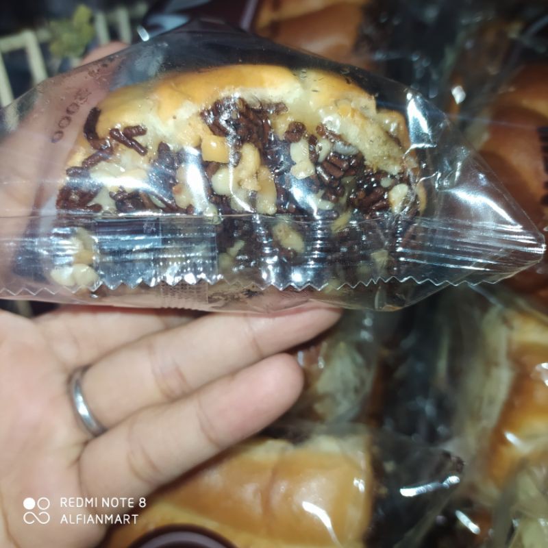 Roti Yuli Bakery Lumer Nikmat-Meses Kacang