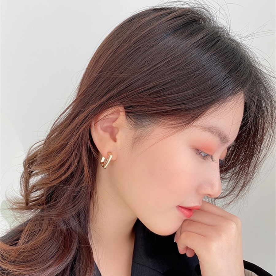 Anting Hoop Bentuk Persegi Warna Emas Bahan Titanium Steel Gaya Minimalis Untuk Wanita