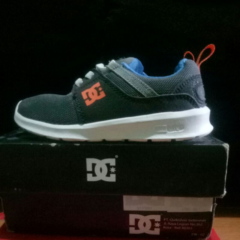 Sepatu DC
