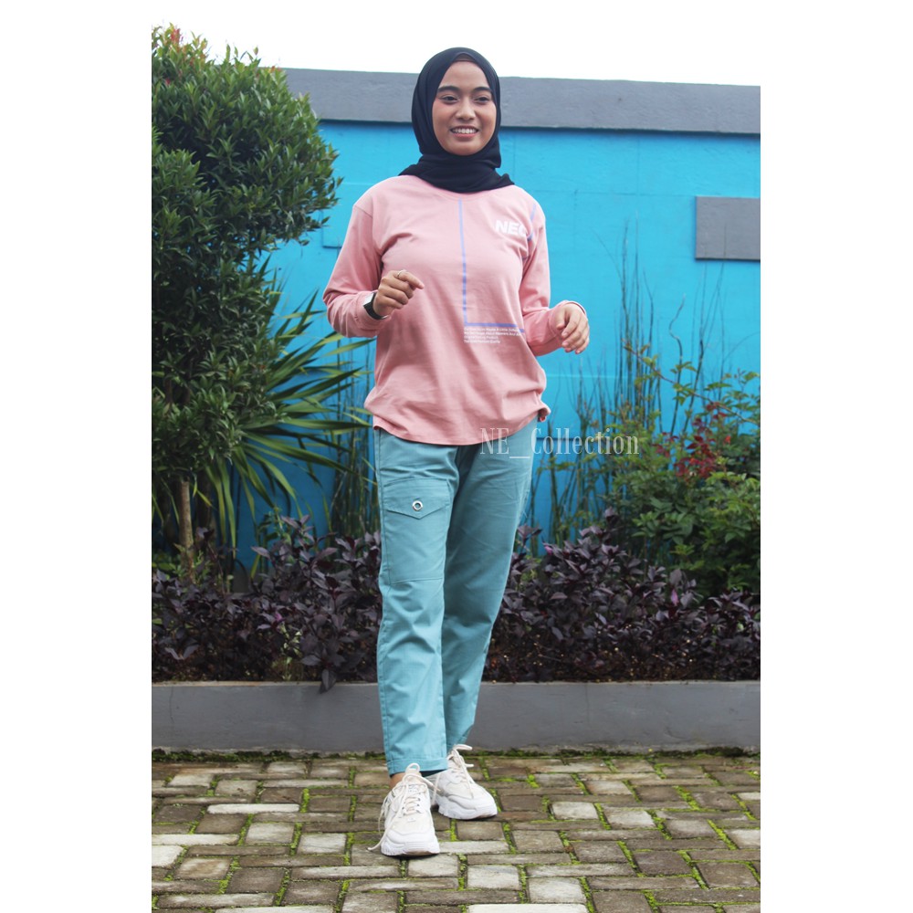 Setelan Wanita Kaos NEC Dust Warna Pink dan Celana Slim Fit Cargo Pantaloni Warna Biru Wardah