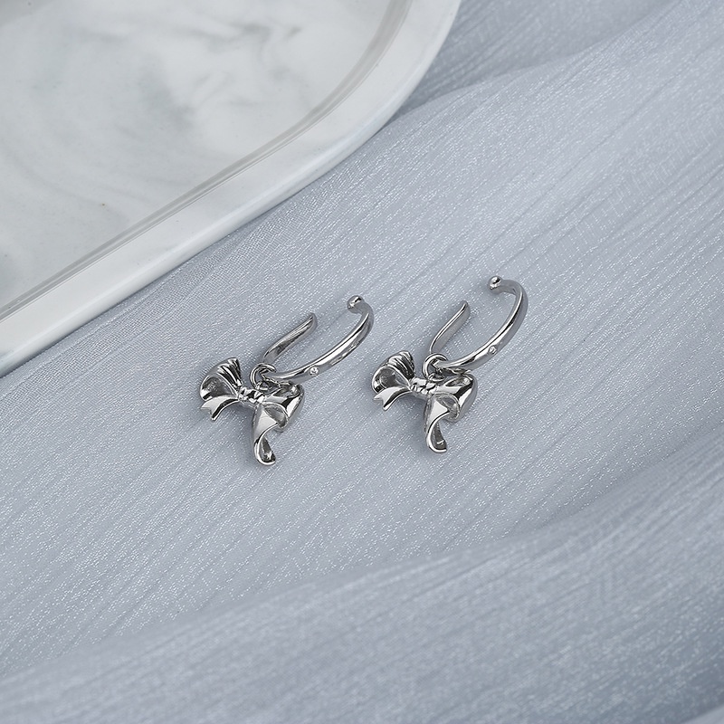 Anting Tusuk Gantung Wanita Desain Pita Warna Silver Untuk Pesta / Hadiah