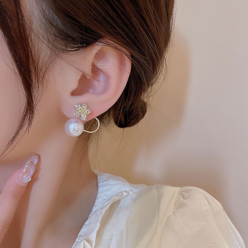 Anting Stud Desain Bunga Aksen Mutiara Bahan 925 silver needle