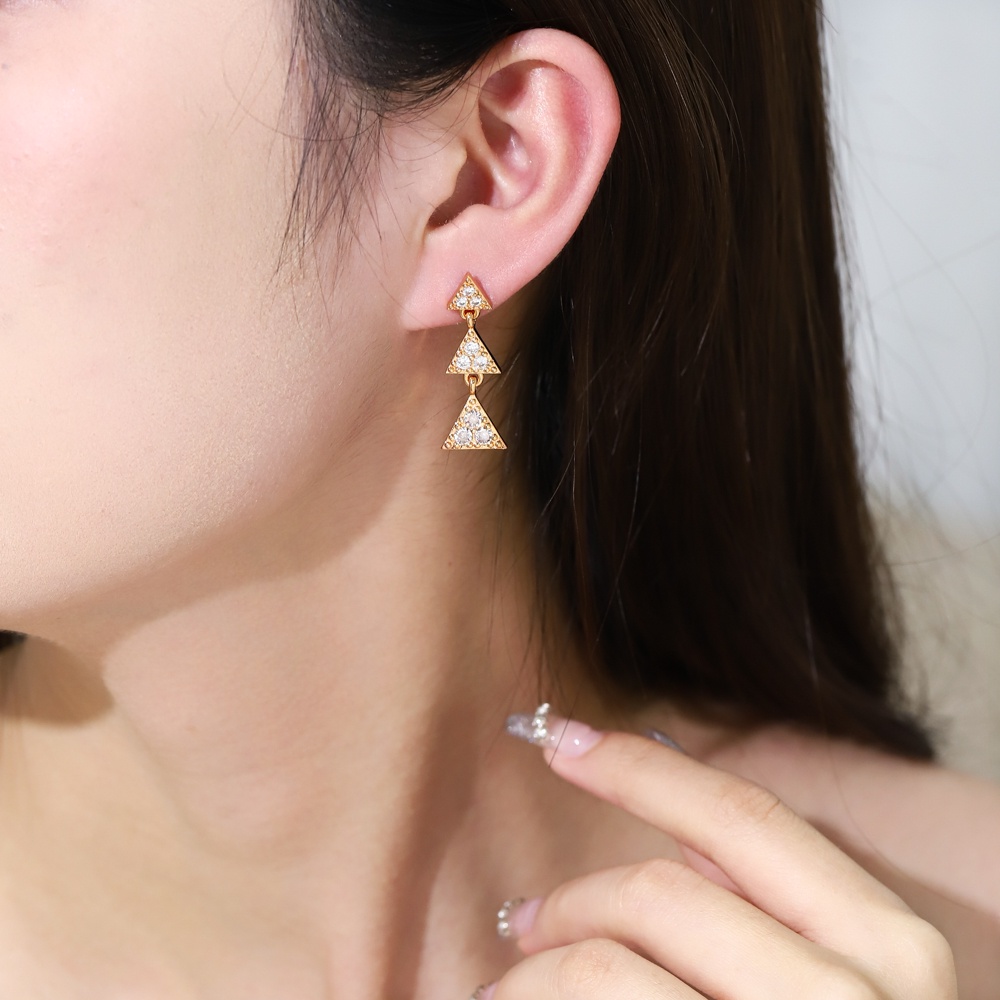 D.G.C Anting Klip Segitiga Emas Mawar Pola Geometris Fashion Wanita D298