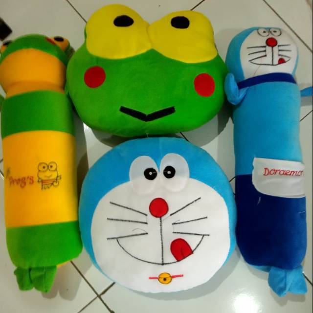 Set bantal dan guling velboa karakter.