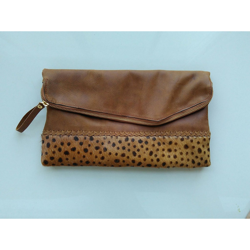 

Clutch Bentuk Amplop Kombinasi Motif Tutul Kecil