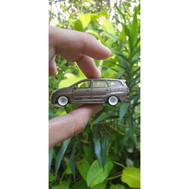 Welly Toyota Innova 1:60 Custom