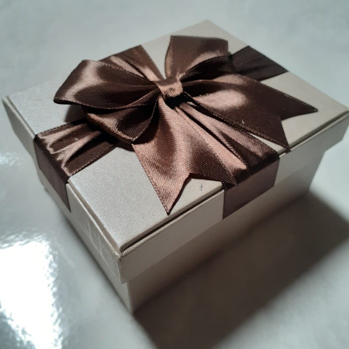 

Ginger- KHAKI HARDBOX HAMPERS KOTAK KADO HADIAH SPESIAL Bisa Custom Ukuran - WarnaLain, 10x8x5cm