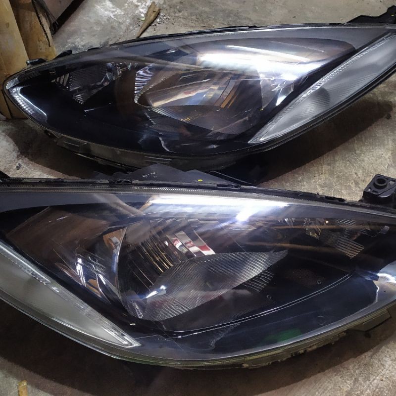 headlamp Lampu depan Mazda 2 original