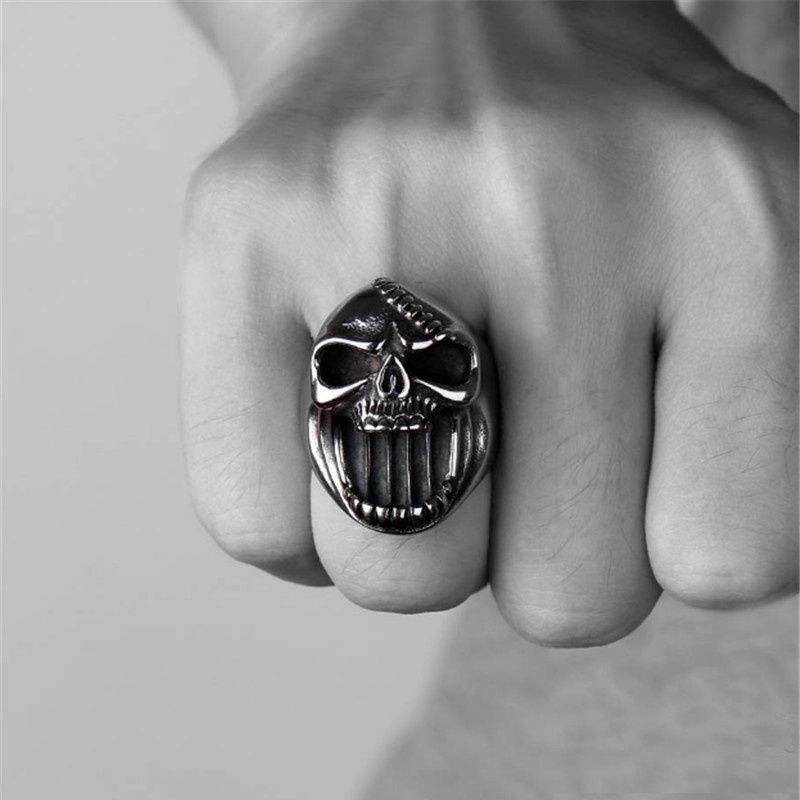 Cincin Bentuk Tengkorak Bahan Stainless Steel Gaya Punk Hip-Hop Untuk Pria