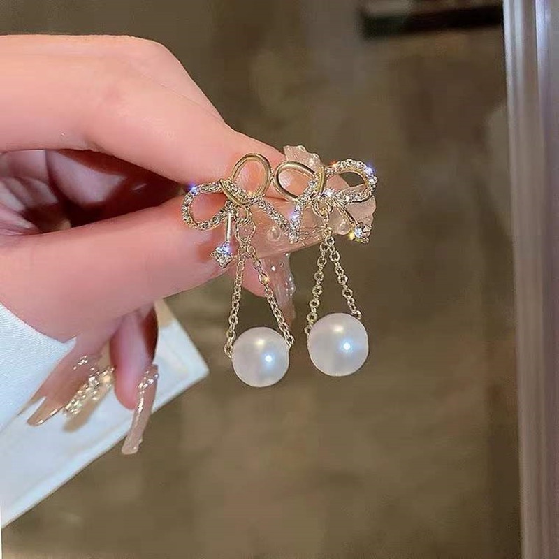 Anting Tusuk Gantung Panjang Desain Pita Emas Hias Mutiara Untuk Wanita