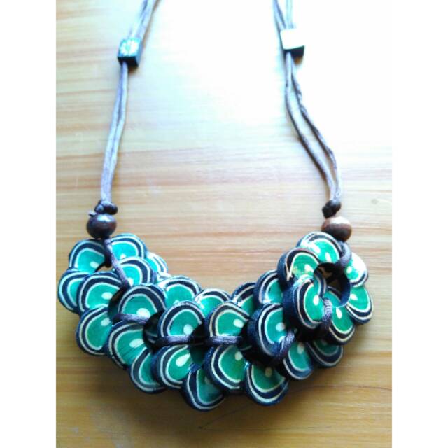 

Kalung kayu lukis